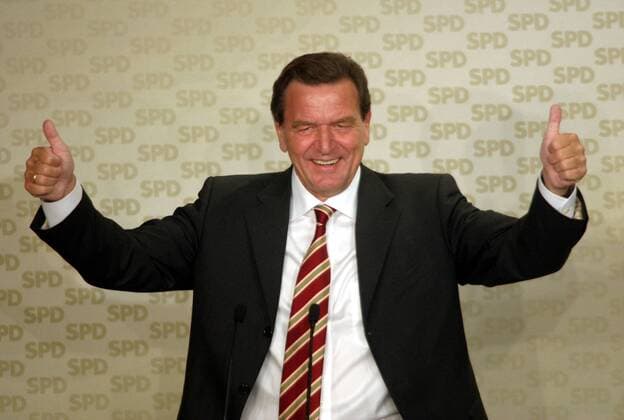 Bundeskanzler Gerhard Schröder (GER SPD) präsentiert sich am Wahlabend siegessicher