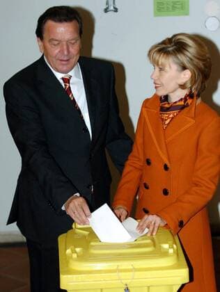 Bundeskanzler Gerhard Schröder (GER SPD) und seine Frau Doris Schröder-Köpf (GER) vor der Wahlurne anlässlich der Bundestagswahlen in Hannover