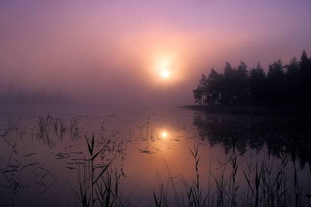 Sonnenaufgang über einem See in Schweden