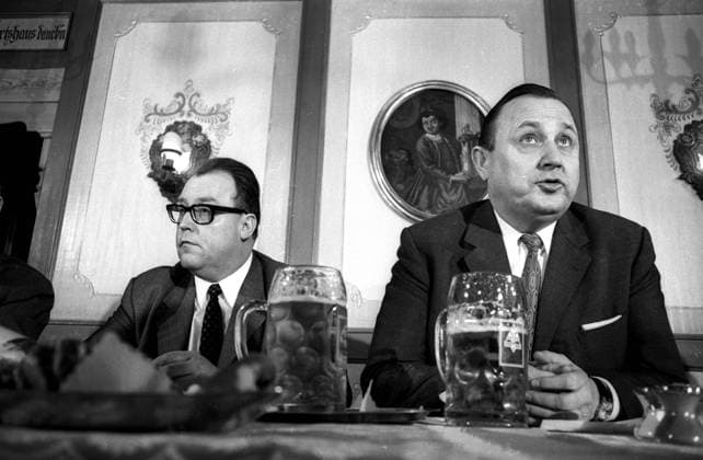 Hans-Dietrich Genscher (re., GER FDP Bundesminister des Innern) und Josef Ertel (GER FDP Bundesminister für Landwirtschaft, Ernährung und Forstwirtschaft) müssen sich ja auch mal eine Maß Bier genehmigen dürfen...