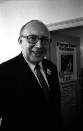 Wolfgang Mischnick (GER FDP-Fraktionsvorsitzender) lächelnd während des bayerischen Landtagswahlkampfs 1970 in München