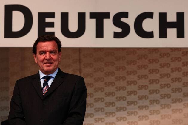 Bundeskanzler Gerhard Schröder (GER SPD) unter dem Schriftzug DEUTSCH auf der Wahlkampf-Abschluss-Veranstaltung seiner Partei in Dresden