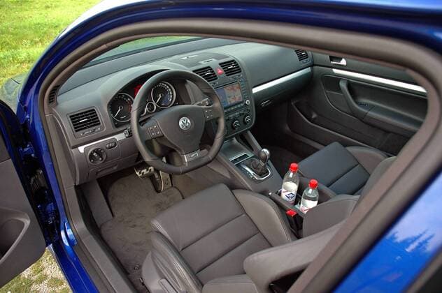 Cockpit eines blauen VW Golf R32