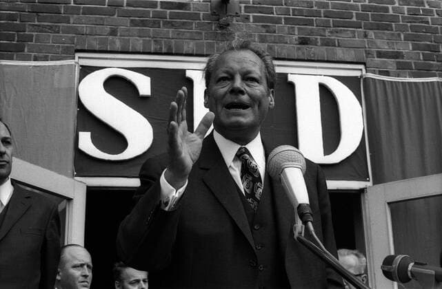 Bundeskanzler Willy Brandt (GER SPD) vor dem Logo seiner Partei anlässlich einer Wahlkampfveranstaltung der SPD in Elmshorn