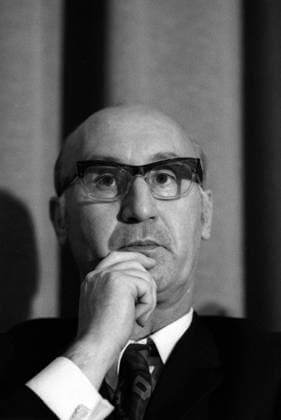 Hans Katzer (GER CDU Stellvertretender Vorsitzender CDU CSU Bundestagsfraktion Stellvertretender CDU Bundesvorsitzender) nachdenklich