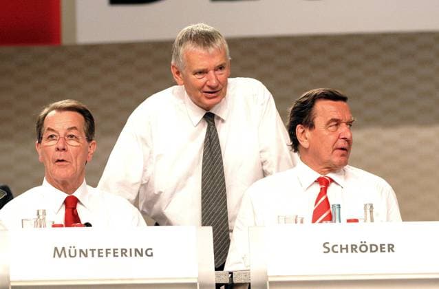 Gerhard Schröder (re., GER SPD Bundeskanzler) im Gespräch mit Franz Müntefering (li., GER SPD-Bundesvorsitzender) und Otto Schily (GER SPD Bundesinnenminister) auf dem Außerordentlichen Bundesparteitag der SPD in Berlin