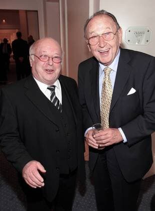 Norbert Blüm (GER CDU) und Hans Dietrich Genscher (re., GER FDP) amüsieren sich prächtig anlässlich der Jubiläums-Gala 115 JAHRE GRANDHOTEL PETERSBERG UND 15 JAHRE GÄSTEHAUS DES BUNDES in Königswinter