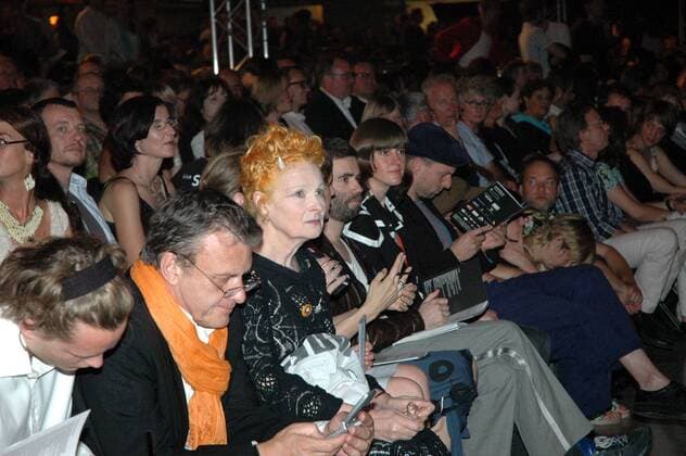 Modedesignerin Vivienne Westwood (3.v.li., GBR) anlässlich der Abschlussshow DEFILE ihrer letzten UDK-Modeklasse in Berlin