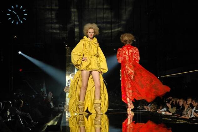 Models in roter und gelber Kombination während der Abschlussshow DEFILE der letzten UDK-Modeklasse von Vivienne Westwood in Berlin