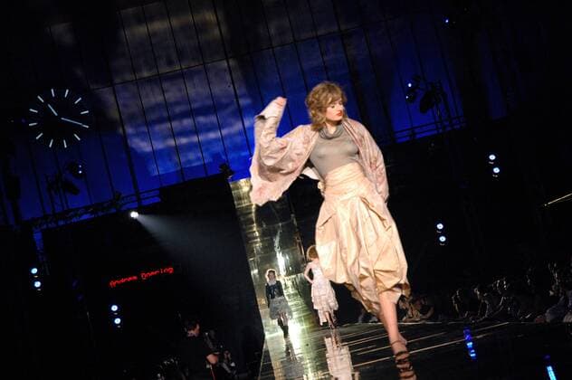 Model mit Pumphose und passendem Hemd während der Abschlussshow DEFILE der letzten UDK-Modeklasse von Vivienne Westwood in Berlin