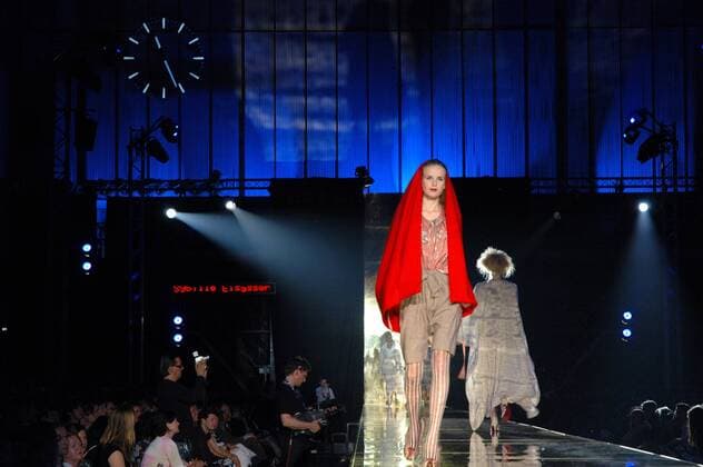 Model ganz im Zeichen des Stoffs in zwangloser kurzer Hose und fallend-rotem Kopftuch während Abschlussshow DEFILE der letzten UDK-Modeklasse von Vivienne Westwood in Berlin