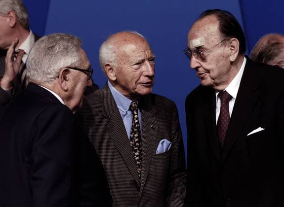 Henry A. Kissinger (li., USA US Außenminister a.D.), Hans-Dietrich Genscher (re., GER FDP) und Walter Scheel (GER FDP Bundespräsident a.D.) im Gespräch während des FDP Bundesparteitages in Köln