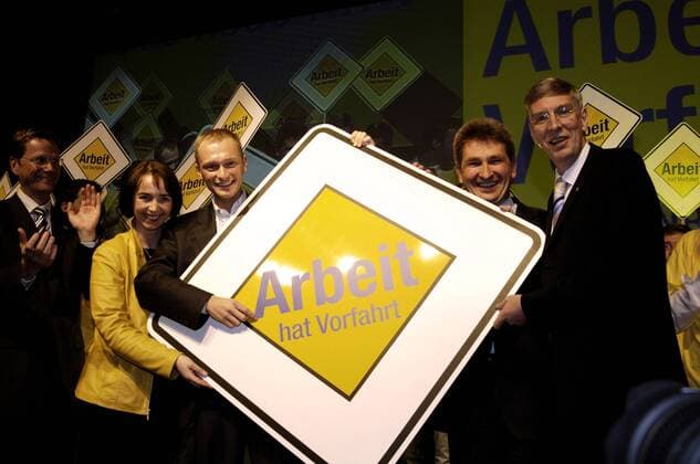 V.l.n.r. Guido Westerwelle (GER Bundesvorsitzender FDP), Angela Freimuth (GER FDP Stellvertretende Landesvorsitzende NRW), Christian Lindner (GER FDP-Generalsekretär NRW), Andreas Pinkwart (GER FDP-Landesvorsitzender NRW) und Ingo Wolf (GER FDP-Fraktionsvorsitzender NRW) halten ein Schild mit dem Wahlslogan anlässlich des Landesparteitages der FDP in Essen