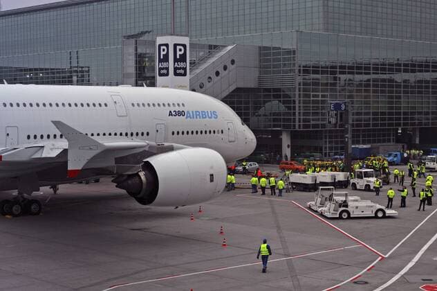 Premiere - Airbus A380 erstmalig am Terminal des Flughafens Frankfurt am Main