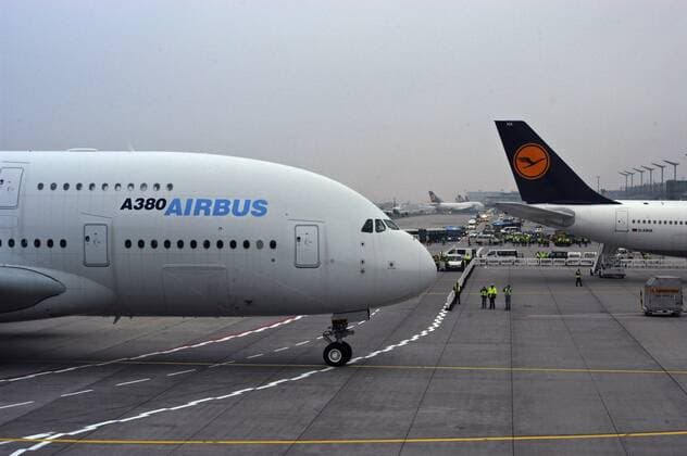 Premiere - Airbus A380 erstmalig am Terminal des Flughafens Frankfurt am Main