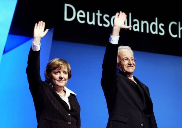 Angela Merkel (GER CDU Parteivorsitzende) und Edmund Stoiber (GER CSU-Ministerpräsident Bayern) winken den Delegierten zu während des Bundesparteitags der CDU in Düsseldorf