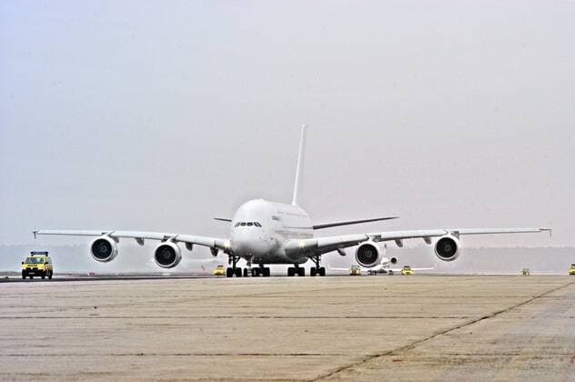 Airbus A380 rollt zu seinem ersten Start vom Flughafen Frankfurt Rhein Main