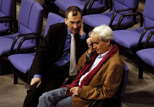 Volker Beck (li., GER Bündnis 90 Die Grünen Parlamentarischer Geschäftsführer) im Gespräch mit Hans-Christian Ströbele (GER Bündnis 90 Die Grünen Stellvertretender Fraktionsvorsitzender) im Deutschen Bundestag