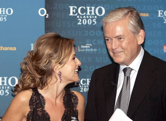 Geigerin Prof. Anne-Sophie Mutter (li.) mit Musikkritiker Jürgen Kesting (re., beide GER) anlässlich der Verleihung des Echo-Klassik 2005 in München