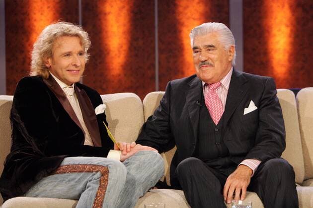 Moderator Thomas Gottschalk (li., GER) im Gespräch mit Schauspieler Mario Adorf (GER) während der ZDF-Sendung WETTEN, DASS...? in Mannheim