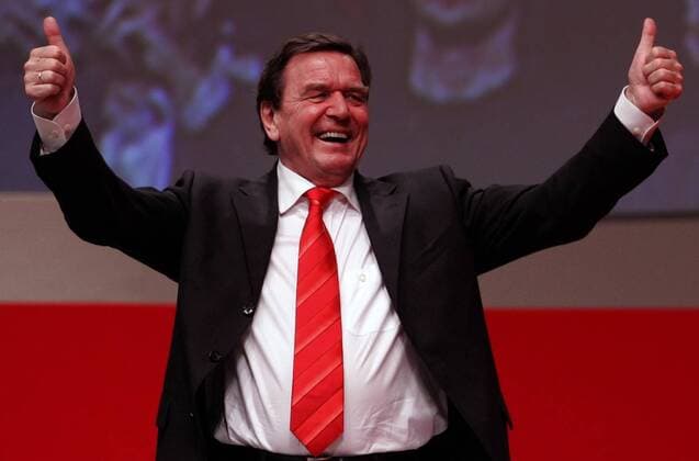 Bundeskanzler Gerhard Schröder (GER SPD) in Siegerpose während des SPD-Parteitags in Karlsruhe