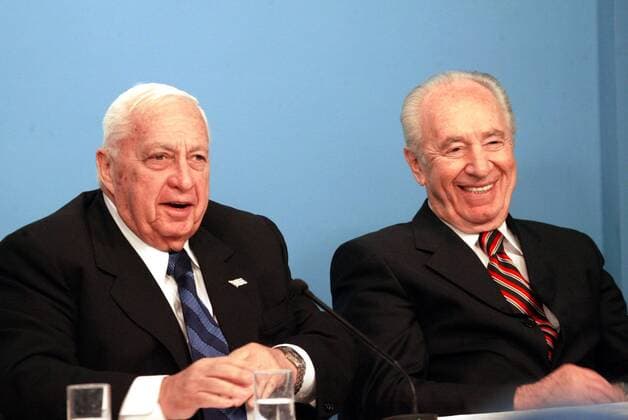 Ariel Sharon (li., ISR Ministerpräsident Israel) und Shimon Peres (re., ISR Vizepremierminister Israel) anlässlich einer Pressekonferenz zur Nutzung der Negev Wüste in Jerusalem - 