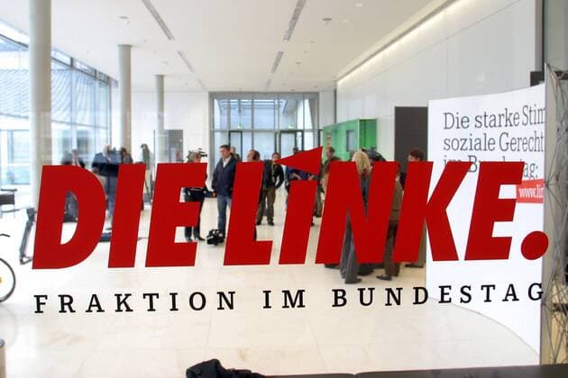 Die Linke Fraktion im Bundestag - Schriftzug auf einer Glasabtrennung im Parlament in Berlin