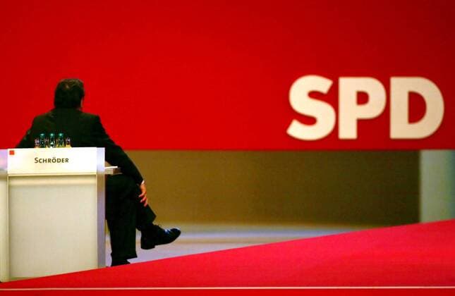 Bundeskanzler Gerhard Schröder (GER SPD) hält Rückschau auf dem SPD-Parteitag in Karlsruhe
