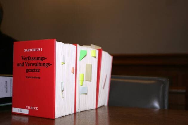 Verfassungs- und Verwaltungsgesetze stehen im sächsischen Verfassungsgerichtshof für die Gerichtsverhandlung bereit die über die Abbaggerung der Gemeinde Heuersdorf entscheidet - Leipzig