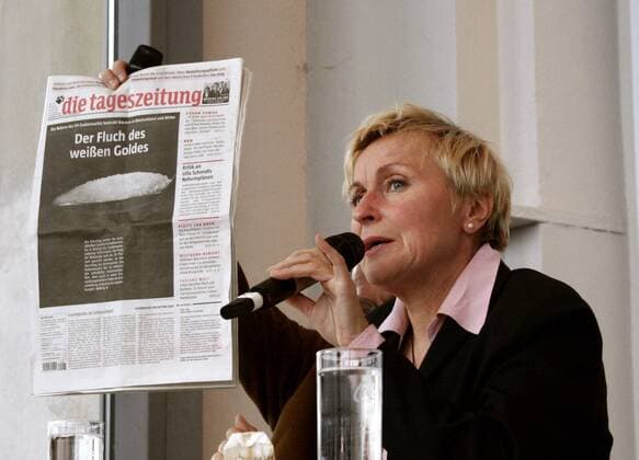 Bascha Mika (GER Chefredakteurin taz) mit einem Exemplar ihres Blattes auf dem NRW-Journalistentag 2005 des Deutschen Journalistenverbands DJV in Bochum