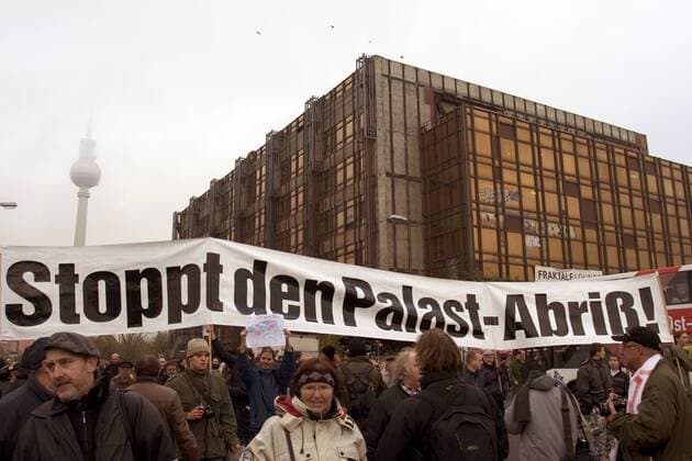Stoppt den Palast Abriss! - Demonstration vor dem Palast der Republik in Berlin