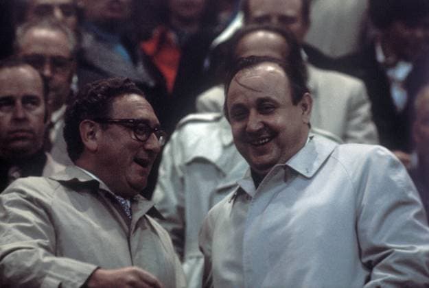 Henry A. Kissinger (li., USA Außenminister) und Hans Dietrich Genscher (GER FDP Bundesaußenminister) anlässlich eines Fußballspiels in Dortmund