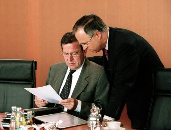 Bundeskanzler Gerhard Schröder (li., GER SPD) bespricht sich mit Hans Eichel (GER SPD Bundesfinanzminister) zu Beginn der Kabinettssitzung