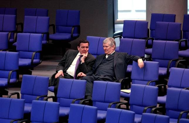 Bundeskanzler Gerhard Schröder (GER SPD) und Bundesinnenminister Otto Schily (li., GER SPD) in den leeren Sitzreihen des Plenarsaals im Deutschen Bundestag in Berlin
