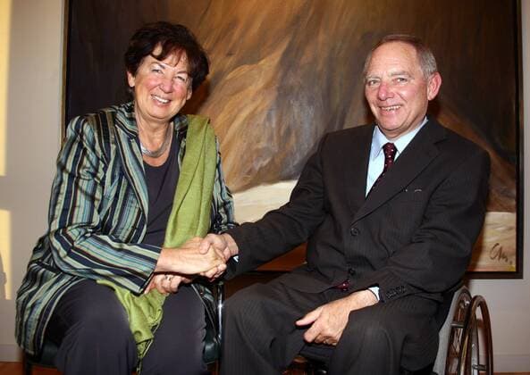 Wolfgang Schäuble (re., GER CDU Bundesinnenminister) und Liese Prokop (AUT ÖVP Bundesinnenministerin Österreich) geben sich die Hände während eines Treffens in Berlin