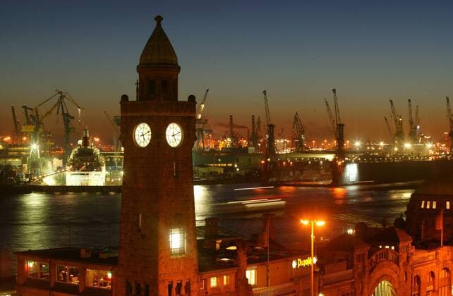 Landungsbrücken im Hamburger Hafen am Abend