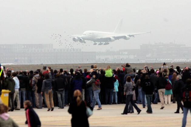 Premiere - Zuschauer bestaunen die Ankunft des neuen Airbus A 380 auf dem Flughafen in Frankfurt am Main