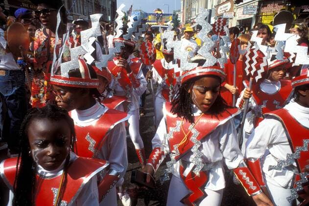 Futuristisch kostümierte Kinder auf dem Londoner Notting Hill Karneval