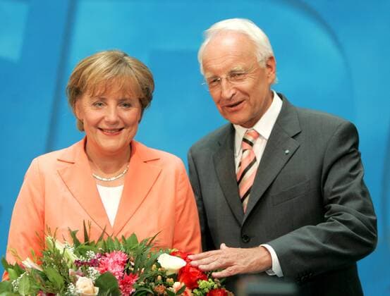 Edmund Stoiber (GER CSU Ministerpräsident Bayern) gratuliert Angela Merkel (GER CDU-Bundesvorsitzende) zur Kanzlerkandidatur im Konrad-Adenauer-Haus in Berlin