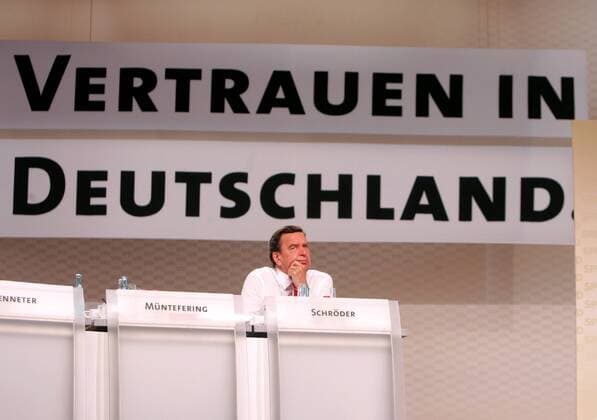Bundeskanzler Gerhard Schröder (GER SPD) einsam unter dem Schriftzug VERTRAUEN IN DEUTSCHLAND während des Außerordentlichen Parteitags der SPD in Berlin