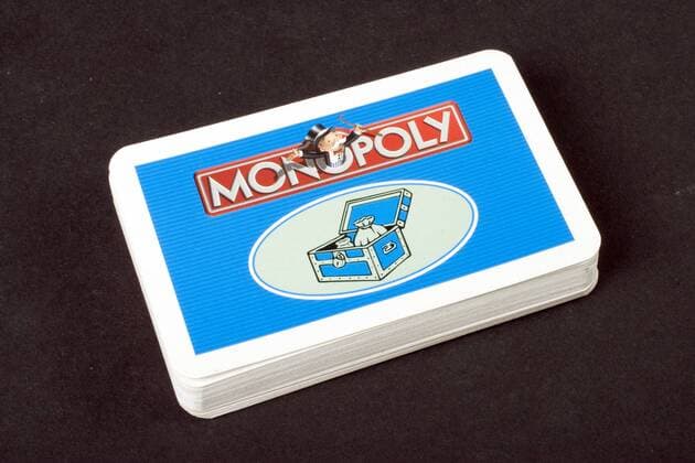 Stapel mit Monopoly-Spielkarten des Gemeinschaftsfeldes