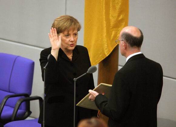 Bundestagspräsident Norbert Lammert (GER CDU) vereidigt Dr. Angela Merkel (GER CDU) zur Bundeskanzlerin im Deutschen Bundestag Berlin 2005
