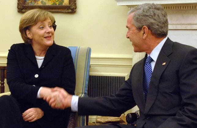 Bundeskanzlerin Angela Merkel (li., GER CDU) und Präsident George W. Bush (USA) geben sich gut gelaunt die Hände anlässlich des Besuches von Angela Merkel in Washington D.C.  wap2006011304