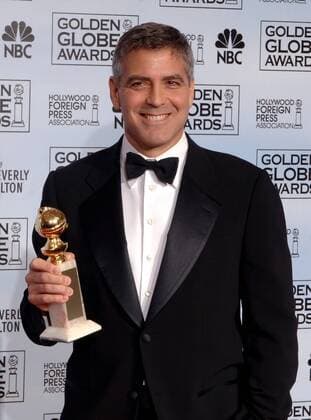 Schauspieler George Clooney (USA) mit seinem Golden Globe für SYRIANA während der 63rd ANNUAL GOLDEN GLOBE AWARDS in Beverly Hills -  lap2006011626