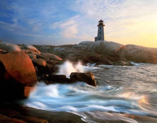 Leuchtturm -Peggy s Cove Light- in Nova Scotia in der Abenddämmerung - Kanada