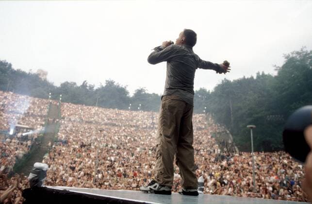 Sänger Herbert Grönemeyer (GER) vor seinem Publikum während eines Konzerts in der Waldbühne in Berlin