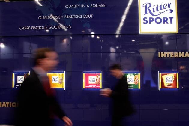 Besucher der Internationalen Süßwarenmesse laufen am Messestand von Ritter Sport vorbei - Köln
