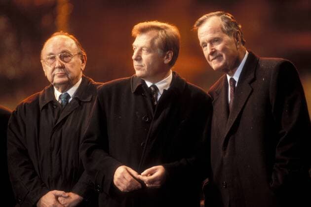 Feier zum 10. Jahrestag des Mauerfalls in Berlin - V.r.n.l.: George Bush sen. (USA), Eberhard Diepgen (GER CDU Bürgermeister Berlin) und Hans-Dietrich Genscher (GER FDP) auf dem Pariser Platz in Berlin