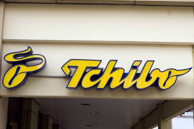 Schild der Tchibo-Filiale in der Antoniterstraße in Alzey