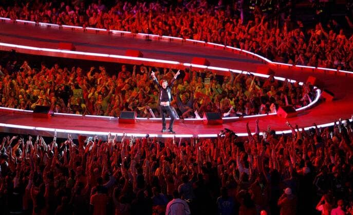 Menschenmassen bejubeln Sänger Mick Jagger (Mitte, GBR Rolling Stones) anlässlich des SUPER BOWL XL in Detroit - USA -  (sbp20060205517)